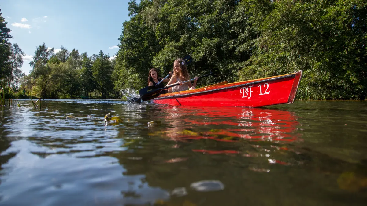 Ein von Manfred Franke gebautes Holzbootauf der Goroschoa (BF = Bootsverleih Franke)