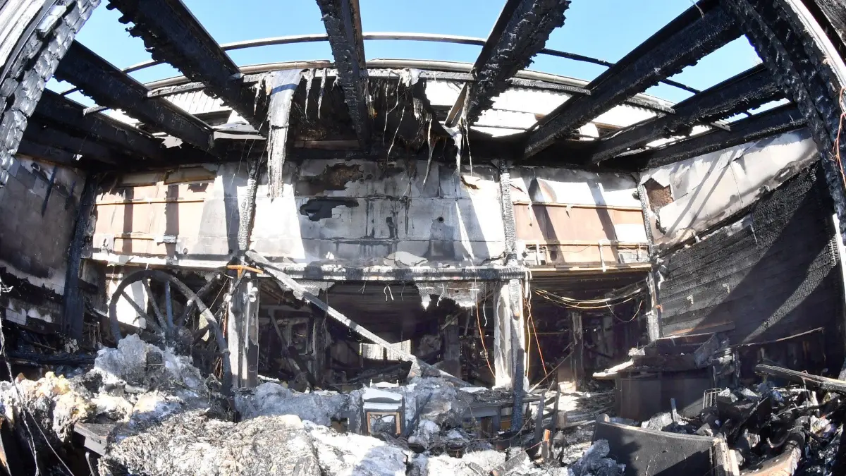 EINSTIMMIG ! Verein hat abgestimmt - Nach schwerem Gebäudebrand mit exorbitanten Schäden auf dem Gelände des Kuroi – Tora – Dojo Kampfsport- und Gesundheitszentrums in Elsterwerda geht das Training weiter : EINSTIMMIG ! Verein hat abgestimmt - Nach schwerem Gebäudebrand mit exorbitanten Schäden auf dem Gelände des Kuroi – Tora – Dojo Kampfsport- und Gesundheitszentrums in Elsterwerda geht das Training weiter
- Die Schäden sind für die Betreiber apokalyptisch