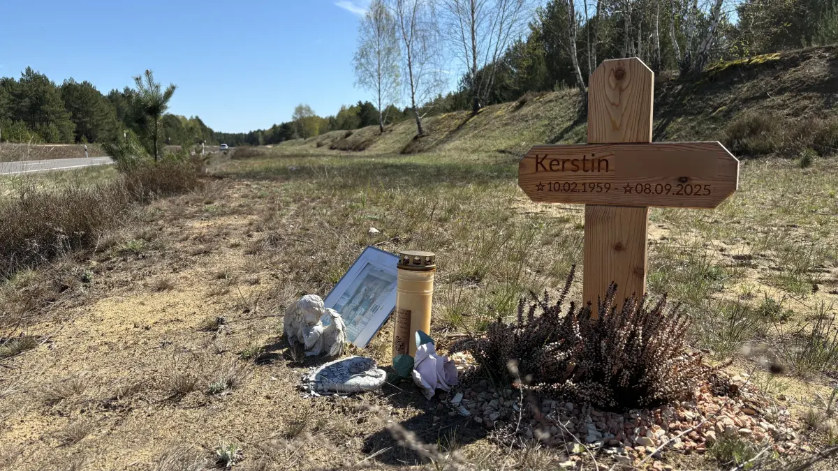 Unfallkreuz/Gedenkstelle an der B156 Richtung Weißwasser. Drei Menschen starben hier am 8.9.2025 bei einem schweren Unfall. Das Kreuz wurde in Gedenken an die 66jährige Unfallverursacherin platziert.