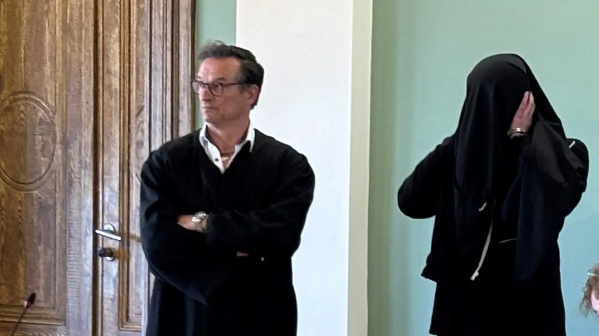 Landgericht Cottbus: Prozess um den Tod eines Polizisten in Lauchhammer. Im Bild der Angeklagte (verdeckt) mit seinem Verteidiger Christoph Rühlmann (l.).