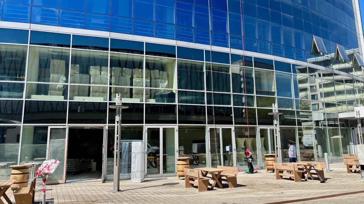 Die Vorbereitungen für die Neueröffnung am Holiday Inn in Cottbus, direkt neben der Stadthalle laufen auf Hochtouren. Exklusiv gibt es bereits einen Blick ins Innere des komplett neu gestalteten Hotels.