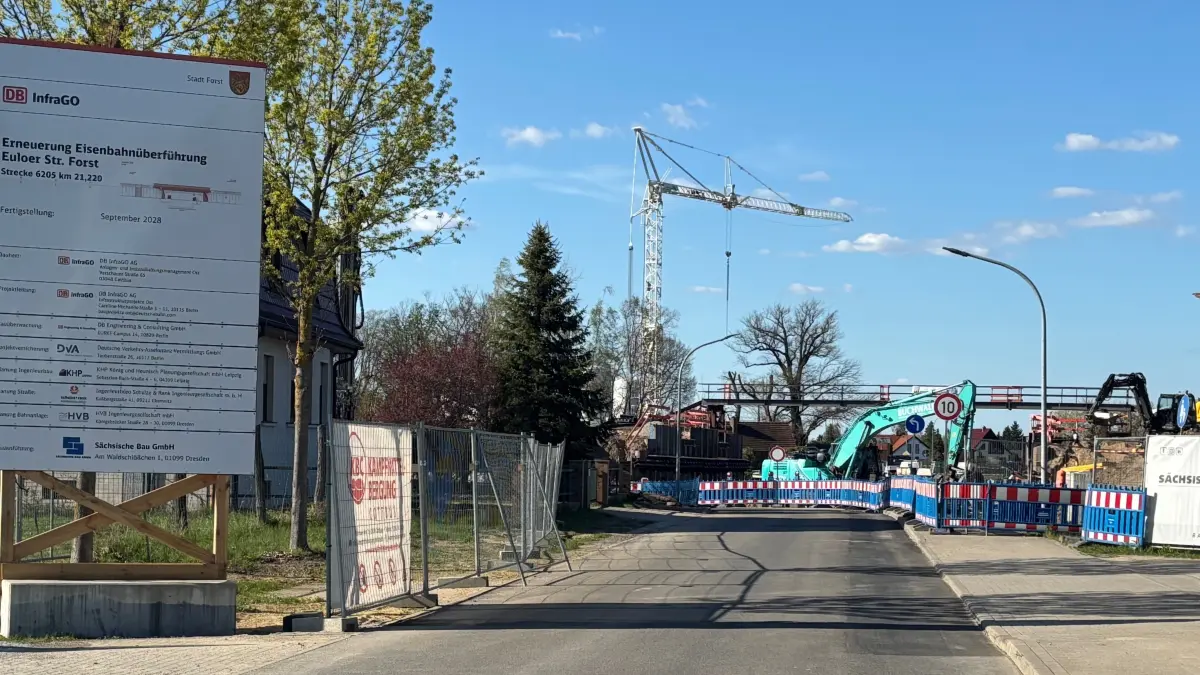 Die große Baustelle an der Euloer Straße in Forst (Lausitz) hat für Pendler erhebliche Auswirkungen. Das Bahn-Tochterunternehmen DB InfraGO AG – zuständig für die Infrastruktur – lässt die alte Eisenbahnbrücke nahe der Kreuzung mit der Teichstraße ersetzen.