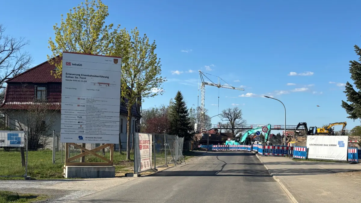 Die große Baustelle an der Euloer Straße in Forst (Lausitz) hat für Pendler erhebliche Auswirkungen. Das Bahn-Tochterunternehmen DB InfraGO AG – zuständig für die Infrastruktur – lässt die alte Eisenbahnbrücke nahe der Kreuzung mit der Teichstraße ersetzen.
