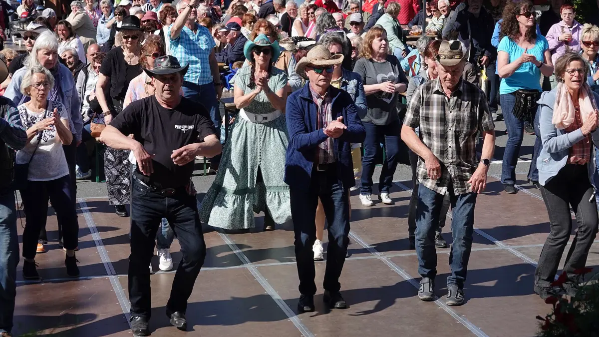 Country- und Line Dance während der Niederlausitzer Leistungsschau in Luckau
