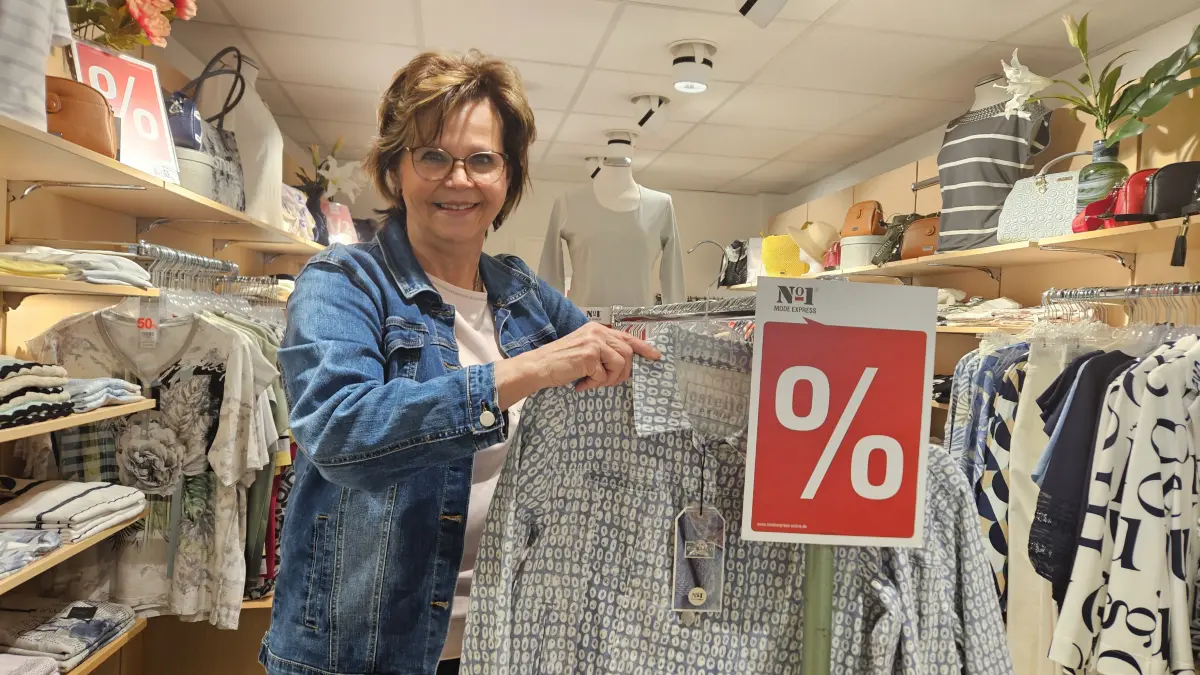 Abschied von der Kreuzstraße: Inhaberin Manuela Heyer räumt ihr Modegeschäft und zieht Anfang Mai in die Schmiedestraße um.