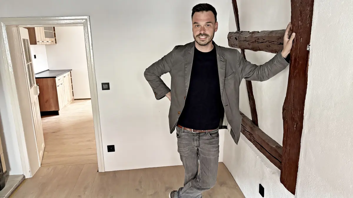 Michael Neudeck steht in der ehemaligen Meisterstube im Haus Mittelstraße 2 im historischen Stadtkern von Doberlug.