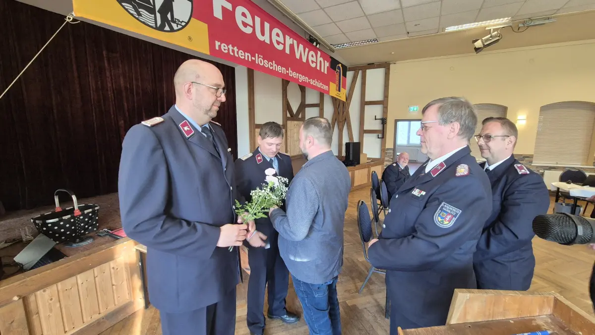 Neue Leitung bei der Feuerwehr in Krauschwitz: Bürgermeister Tristan Mühl gratuliert dem neuen Gemeindewehrleiter Tobias Pusch (links) und seinem Stellvertreter Dennis Hemmo zur Wahl.