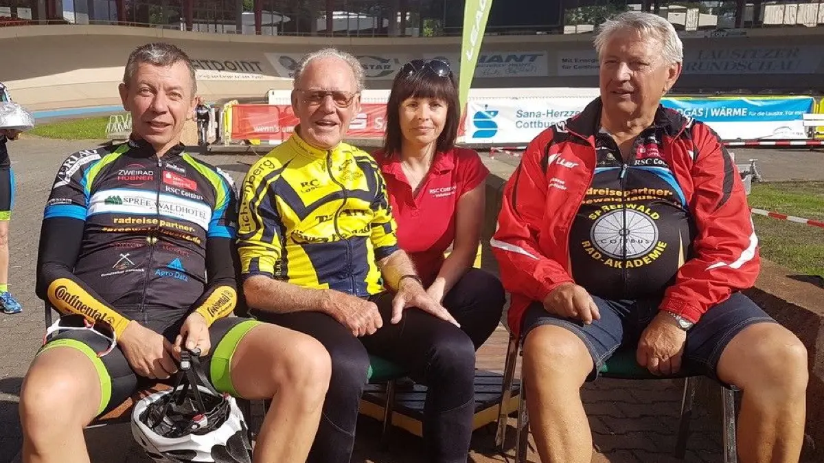 Mit Radsport-Idol Täve Schur (2.v.l.) beim Frühlingsradeln im Jahr 2018 im Cottbuser Velodrom: René, Andrea und Gernot Müller (v.l.).