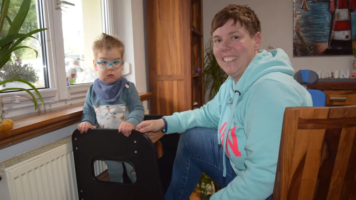 Ole im Lernturm übt mit seiner Mutter Ina Petschick-Clever das Stehen.