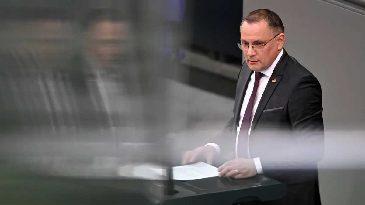 Bundestag: 23.04.2026, Berlin: Tino Chrupalla, Bundesvorsitzender und Fraktionsvorsitzender der AfD im Bundestag, spricht bei der Sitzung des Bundestags. Thema einer aktuellen Stunde ist die Amadeu-Antonio-Stiftung. Foto: Markus Lenhardt/dpa +++ dpa-Bildfunk +++