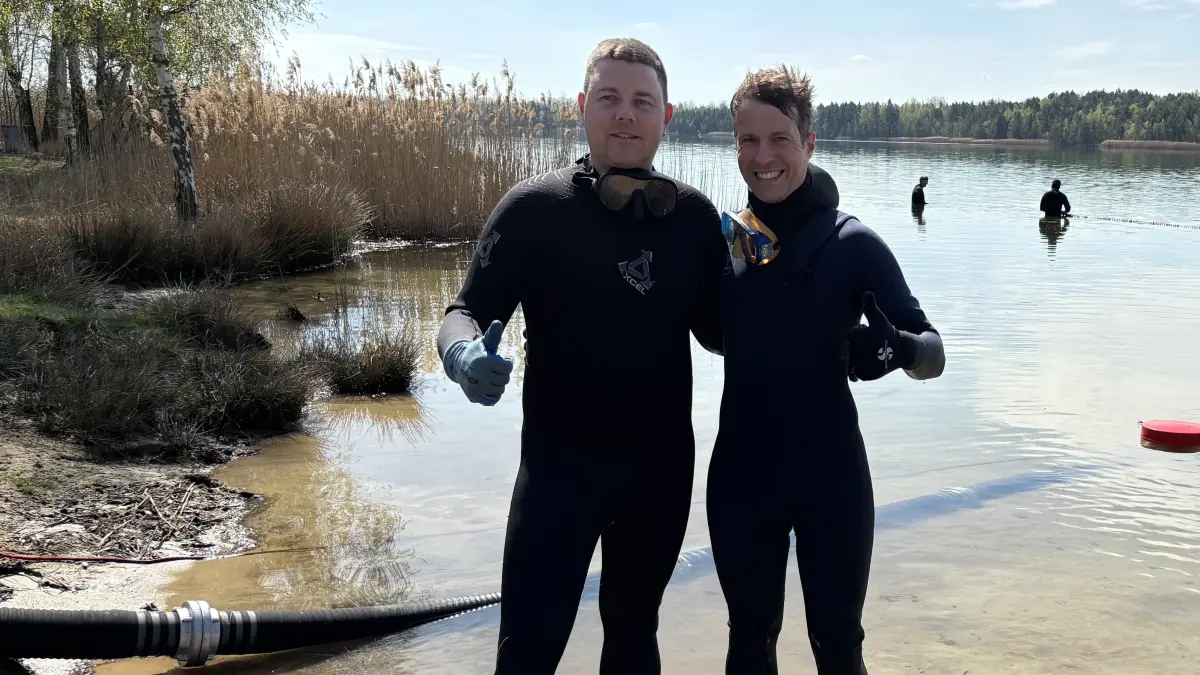 Chef vom Tauchclub Dresden Mitte Philipp Schneider und Vereinsmitglied Falk Wuttke aus Weißwasser bei Aufräumaktion am Textilstrand des Halbendorfer Sees. Seit Ende 2024 kümmert sich der Verein in Absprache mit dem Chef des Camps um die Aufgaben unter Wasser.