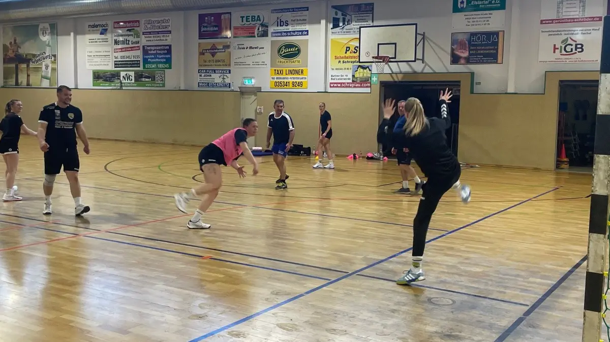 Straffes Training bei den Handball-Frauen in Bad Liebenwerda. Jetzt ist der Aufstieg gelungen.