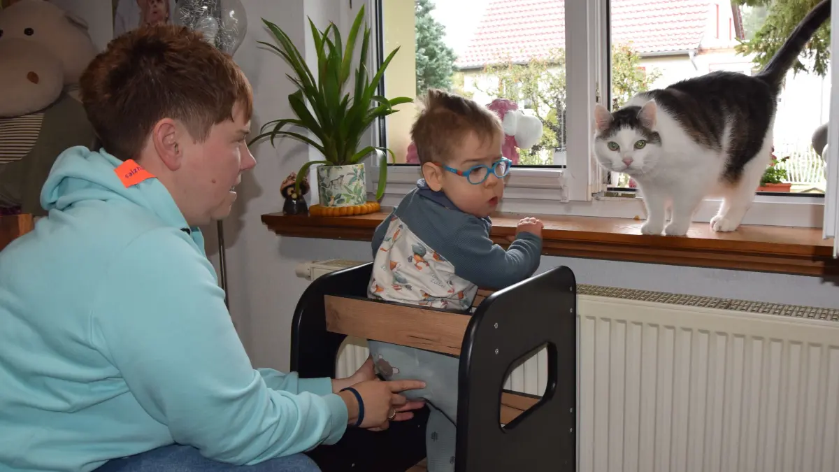 Ole, seine Mutter Ina Petschick-Clever und der geliebte Kater Bolle.