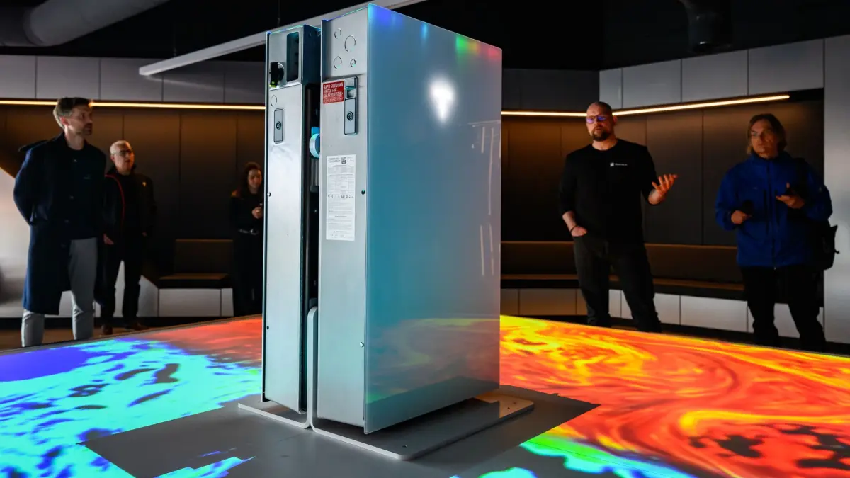 Tesla-Powerwall P3: 23.04.2026, Brandenburg, Grünheide: Blick auf zwei nebeneinander stehende Speicher in der Tesla-Gigafactory Berlin-Brandenburg, in der eine Präsentation des neuen Batteriespeichers Powerwall 3P stattfindet. Mit der Powerwall 3P bringt Tesla erstmals einen dreiphasigen Batteriespeicher auf den Markt, der speziell für deutsche Haushalte entwickelt wurde. Die Powerwall 3P ist darauf ausgelegt, die Bedürfnisse von über 95 Prozent der deutschen Haushalte bei Stromausfällen mit einer einzelnen Einheit zu erfüllen. Foto: Patrick Pleul/dpa +++ dpa-Bildfunk +++