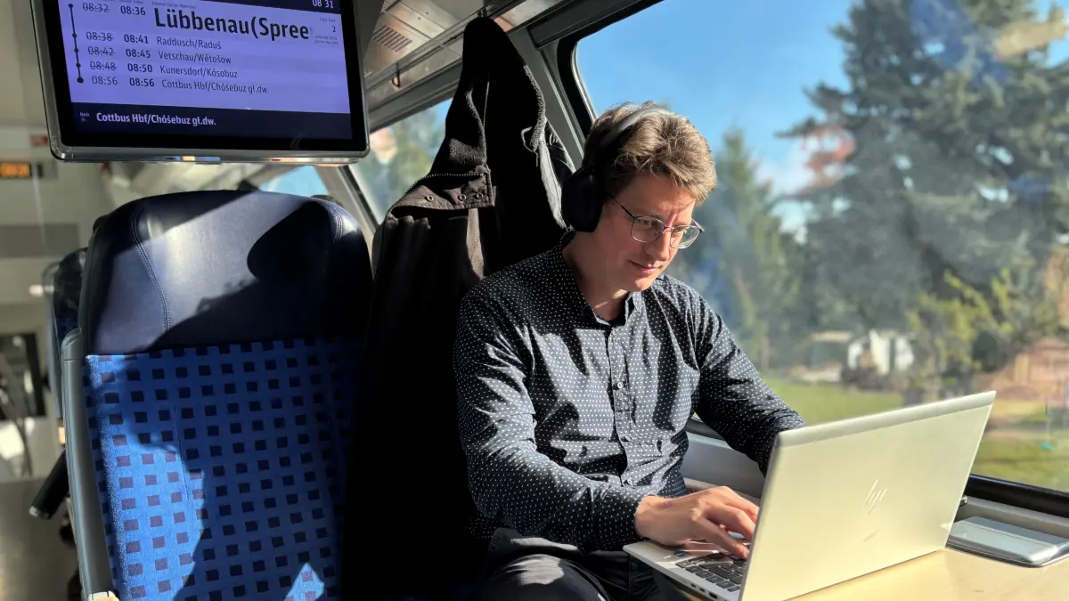 Mit Kopfhörern unterwegs – nicht nur, um Musik zu hören, sondern auch, um externe Geräusche zu unterdrücken: So pendelt Tobias Hannemann zwischen Berlin und Cottbus.