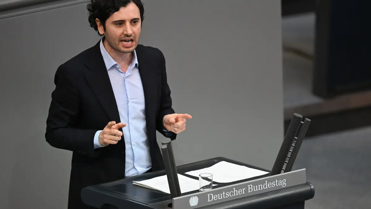 Bundestag: 23.04.2026, Berlin: Hakan Demir spricht bei der Sitzung des Bundestags. Foto: Markus Lenhardt/dpa +++ dpa-Bildfunk +++