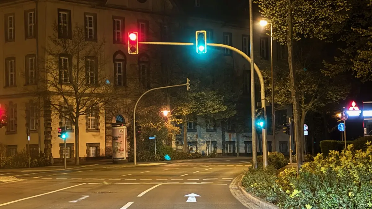 Mitten in der Nacht ist die Ampel an der Ecke Steindamm/Grünstraße noch immer in Betrieb, wie hier gegen 22 Uhr. Korrekt ist das laut der Stadt Senftenberg jedenfalls nicht.