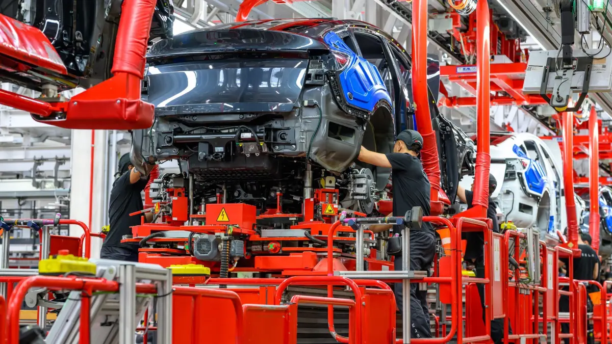 Tesla will Mitarbeiterzahl in deutschem Werk aufstocken: 23.04.2026, Brandenburg, Grünheide: In der Gigafactory Berlin-Brandenburg werden Fahrzeuge vom Typ Tesla Model Y produziert. Der US-Elektroautobauer Tesla will die Zahl der Beschäftigten in seinem einzigen europäischen Autowerk in Grünheide bei Berlin kurzfristig um 1.000 aufstocken. Das teilte das Unternehmen der Deutschen Presse-Agentur mit. Damit würden dort 11.700 Menschen arbeiten. Tesla begründet die Steigerung mit gestiegener Nachfrage. Vor etwas mehr als zwei Jahren arbeiteten dort rund 12.400 Beschäftigte. Foto: Patrick Pleul/dpa +++ dpa-Bildfunk +++