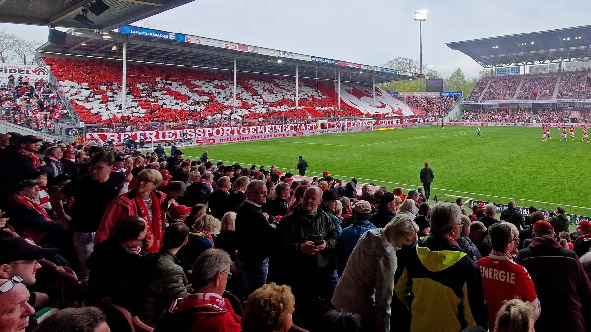 Energie Cottbus hat die Lizenz für die 2. Bundesliga erhalten, muss aber wie erwartet am Leag Energie Stadion nachbessern.