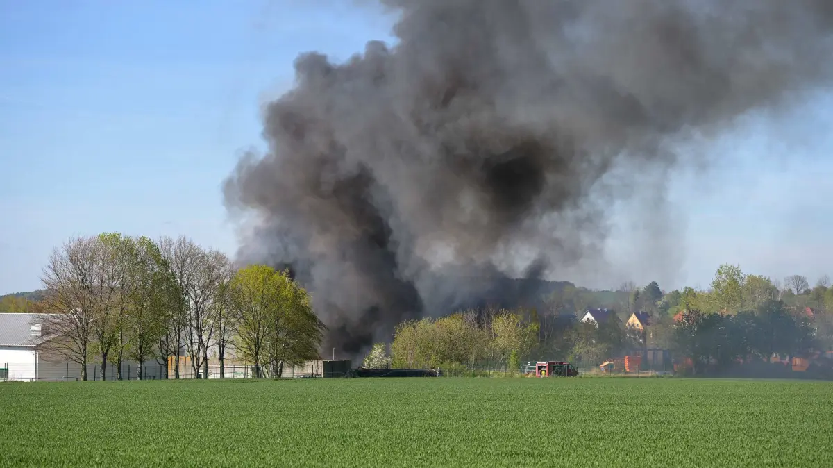 In Reichenbach (Oberlausitz) ist es zu einem Feuerwehreinsatz gekommen. Über dem Ort steht eine dichte, schwarze Rauchwolke, die bereits aus mehreren Kilometern Entfernung sichtbar ist.