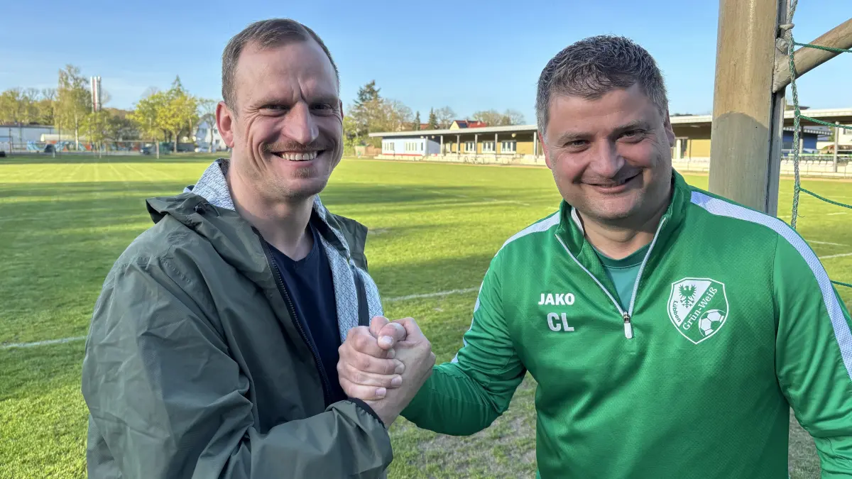 Fabian Möbus (li.) und Christian Leyer (re.), 1. Vorsitzender von Grün Weiß Lübben, freuen sich auf die Charity-Aktion im Rahmen des 35-jährigen Vereinsjubiläums am 4. und 5. Juli 2026.