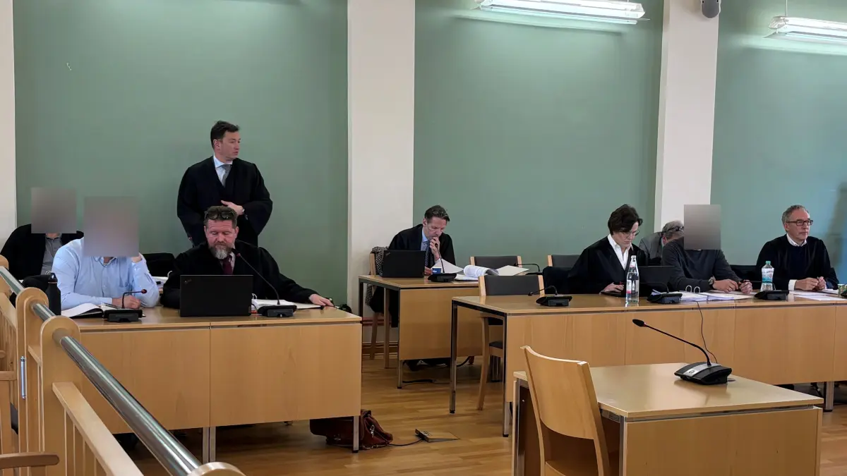 Landgericht Cottbus: Prozessauftakt um Untreue. Der Teamleiter einer Einkaufsgruppe bei einem großen deutschen Industrie-Unternehmen soll Scheinaufträge ausgelöst und mit anderen zusammen von dem Geld profitiert haben.