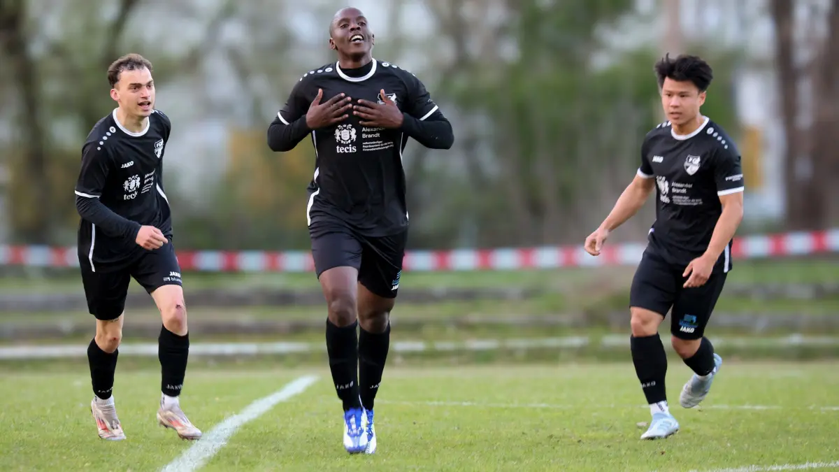 Fussball : Eisenhüttenstadt, Landesliga Süd, FC Eisenhüttenstadt : Victoria Seelow, mit 2 Tore in der 1. HZ machte es der Gastegeber etwas spannend, wie hier nach dem 2 : 1 durch Martin Mangabo Ongori hier zwischen Kevin Seliger und Hoang Sa Nguyen Ngoc
FOTO BENK 21.04.2026