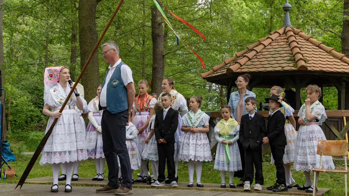 Detlef Mecke von der Kahnfährgemeinschaft Raddusch e.V. erhält ein geschmücktes Rudel zur Saisoneröffnung während des Hafenfestes in Raddusch 2025