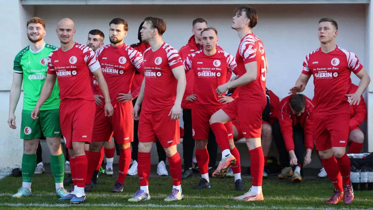 Fussball : Eisenhüttenstadt, Landesliga Süd, FC Eisenhüttenstadt : Victoria Seelow, gleich geht die Mission Aufstieg los, gelöste Victorianer Lukas Schütze, Till Schubert, Gordon Duran, Mirko Marulli, Marco Rossak, Maurice Geissler, Maciej Piotr Ossowski, Lennard Flaig und Matti Stammnitz
FOTO BENK 21.04.2026