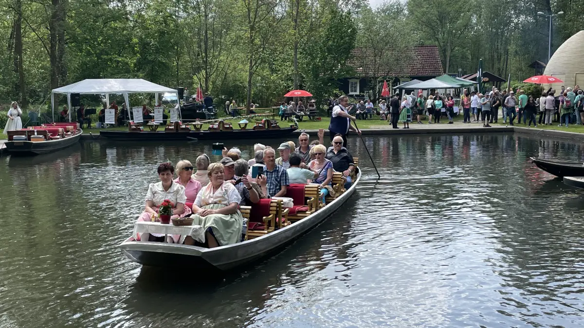 Schnupperkahnfahrt in Leipe während der Rudelübergabe 2024