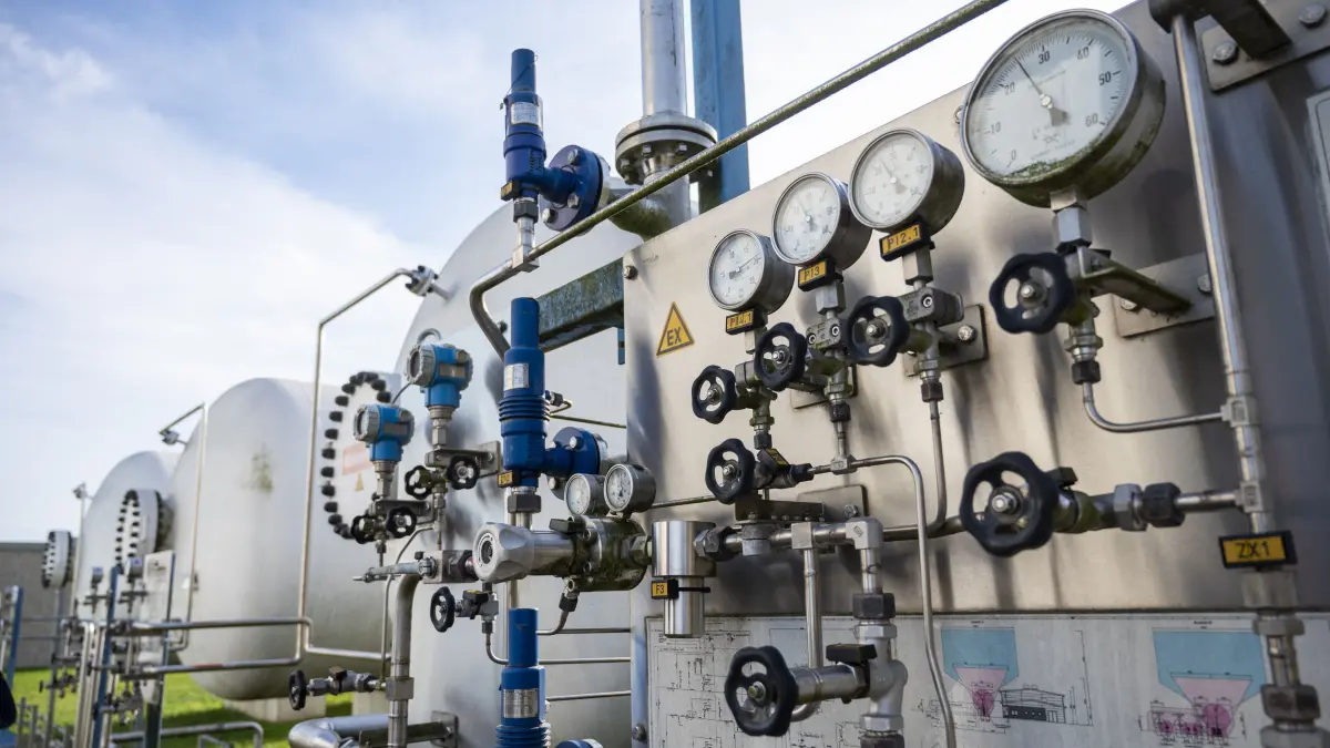 Auf dem Gelände des Energieunternehmens Enertrag stehen Druckmessuhren vor einem Wasserstoffbehälter. Das Energieunternehmen erzeugt Strom und Wärme ausschließlich aus erneuerbaren Quellen. Das brandenburgische Energieunternehmen treibt derzeit seine Planungen für den Aufbau einer Wasserstoff-Anlage auf dem Gelände der Ölfraffinerie PCK in Schwedt voran . +++ dpa-Bildfunk +++