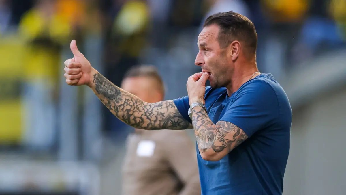 Alemannia Aachen - MSV Duisburg: 24.04.2026, Nordrhein-Westfalen, Aachen: Fußball, Männer: 3. Liga, Alemannia Aachen - MSV Duisburg, 35. Spieltag, Tivoli. Trainer Dietmar Hirsch (Duisburg) mit einem „Daumen hoch“ an seine Spieler. Foto: Christoph Reichwein/dpa +++ dpa-Bildfunk +++
