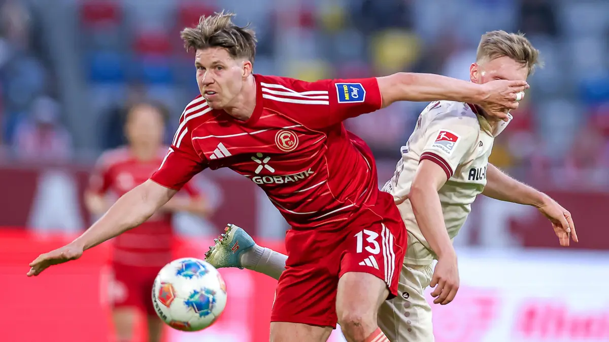 24.04.2026, Fußball, Fortuna Düsseldorf - SC Dynamo Dresden, 2. Fußball Bundesliga, Herren, Merkur Spiel-Arena, 31. Spieltag, Saison 2025 2026: Cedric Itten Fortuna Düsseldorf 13 im Zweikampf gegen Jonas Sterner Dynamo Dresden 32 - Jonas Sterner Dynamo Dresden 32 bekommt die Hand in das Gesicht DFB regulations prohibit any use of photographs as image sequences and or quasi-video. Nordrhein-Westfalen Deutschland *** 24 04 2026, Football, Fortuna Düsseldorf SC Dynamo Dresden, 2 Fußball Bundesliga, Herren, Merkur Spiel Arena, 31 Spieltag, Saison 2025 2026 Cedric Itten Fortuna Düsseldorf 13 in duel against Jonas Sterner Dynamo Dresden 32 Jonas Sterner Dynamo Dresden 32 gets his hand in his face DFB regulations prohibit any use of photographs as image sequences and or quasi video Nordrhein Westfalen Germany