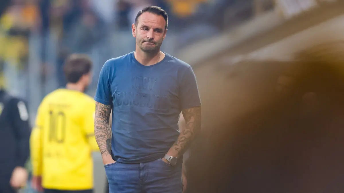 Alemannia Aachen - MSV Duisburg: 24.04.2026, Nordrhein-Westfalen, Aachen: Fußball, Männer: 3. Liga, Alemannia Aachen - MSV Duisburg, 35. Spieltag, Tivoli. Trainer Dietmar Hirsch (Duisburg) enttäuscht am Spielfeldrand. Foto: Christoph Reichwein/dpa +++ dpa-Bildfunk +++