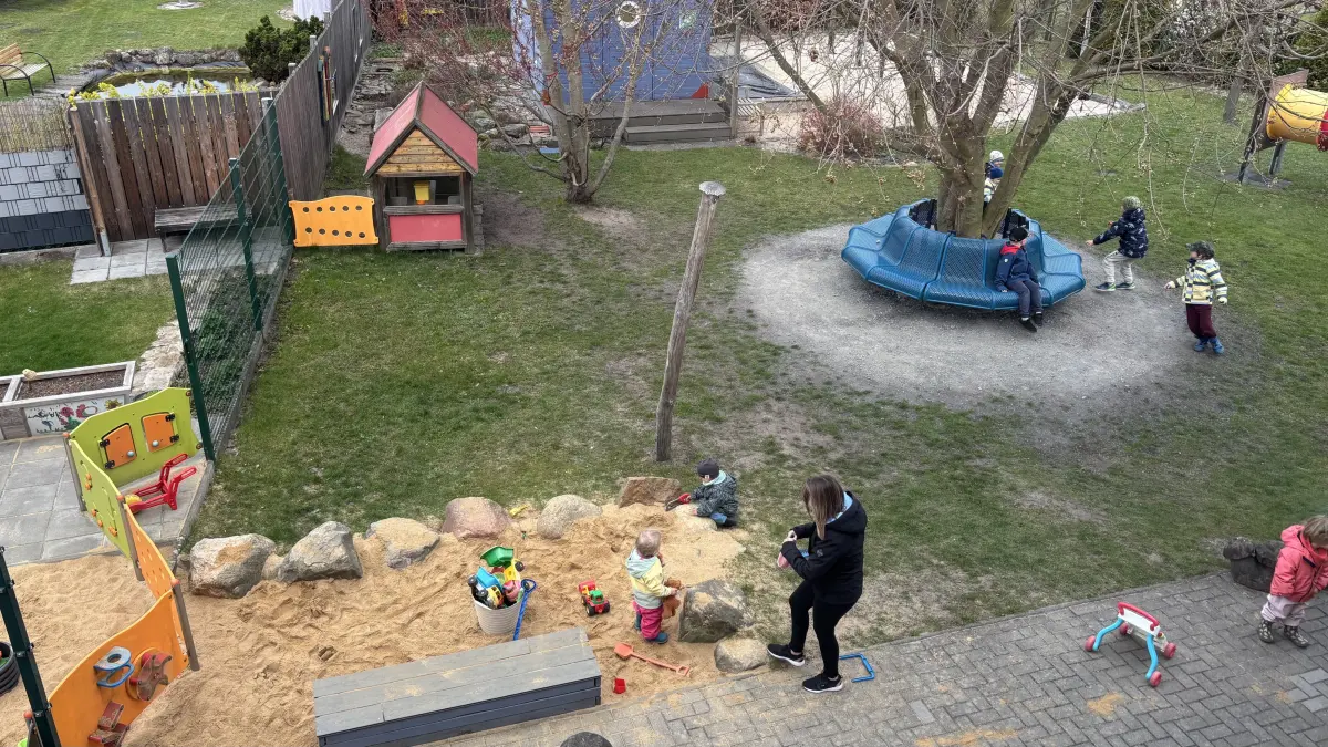Im Garten hinter der Kita haben die Kinder aller Altersgruppen viel Platz zum Spielen.