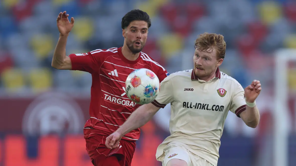 Fußball 2. Bundesliga 31. Spieltag Fortuna Düsseldorf - Dynamo Dresden am 24.04.2026 in der Merkur Spiel-Arena in Düsseldorf Anouar El Azzouzi Düsseldorf , links - Robert Wagner Dresden , rechts DFL regulations prohibit any use of photographs as image sequences and/or quasi-video. *** Soccer 2 Bundesliga 31 Matchday Fortuna Düsseldorf Dynamo Dresden on 24 04 2026 at Merkur Spiel Arena in Düsseldorf Anouar El Azzouzi Düsseldorf , left Robert Wagner Dresden , right DFL regulations prohibit any use of photographs as image sequences and or quasi video xJRx