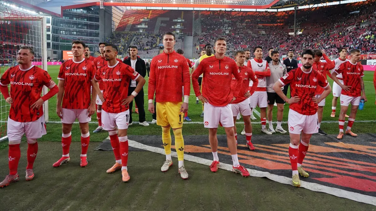 1. FC Kaiserslautern - Eintracht Braunschweig: 24.04.2026, Rheinland-Pfalz, Kaiserslautern: Fußball, Männer: 2. Bundesliga, 1. FC Kaiserslautern - Eintracht Braunschweig, 31. Spieltag, Fritz-Walter-Stadion. Die Mannschaft von Kaiserslautern stellt sich den Fans nach der 0:2 Heimniederlage. Foto: Marc Schüler/dpa - WICHTIGER HINWEIS: Gemäß den Vorgaben der DFL Deutsche Fußball Liga bzw. des DFB Deutscher Fußball-Bund ist es untersagt, in dem Stadion und/oder vom Spiel angefertigte Fotoaufnahmen in Form von Sequenzbildern und/oder videoähnlichen Fotostrecken zu verwerten bzw. verwerten zu lassen. +++ dpa-Bildfunk +++