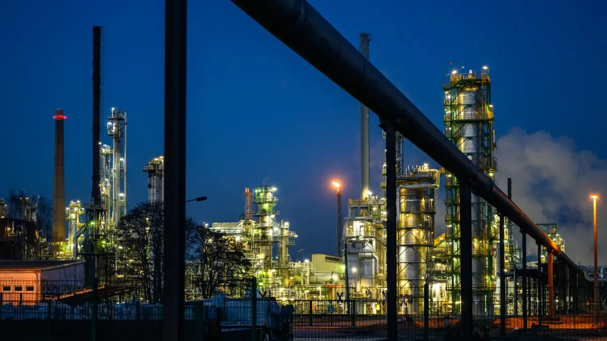 PCK-Raffinerie: ARCHIV - 21.01.2026, Brandenburg, Schwedt/Oder: Verschiedene Anlagen der Rohölverarbeitung auf dem Gelände der PCK-Raffinerie GmbH. Die Raffinerie in Schwedt in der Uckermark im Nordosten von Brandenburg versorgt große Teile des Nordostens Deutschlands mit Treibstoff. (zu dpa: «Öl-Ausfall für Schwedt? Bau befürchtet Bitumen-Engpass») Foto: Patrick Pleul/dpa +++ dpa-Bildfunk +++