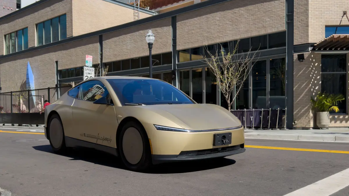 Tesla-Robotaxi Cybercab: ARCHIV - 07.03.2026, USA, San Jose: Ein Testwagen des Tesla-Robotaxis Cybercab ist im Straßenverkehr unterwegs. Die Fahrzeuge sollen weder Lenkrad, noch Pedale haben. Tesla-Chef Elon Musk sieht im autonomen Fahren die Zukunft des Elektroauto-Herstellers. (zu dpa: «Musk: Tesla startete Robotaxi-Produktion») Foto: Andrej Sokolow/dpa +++ dpa-Bildfunk +++