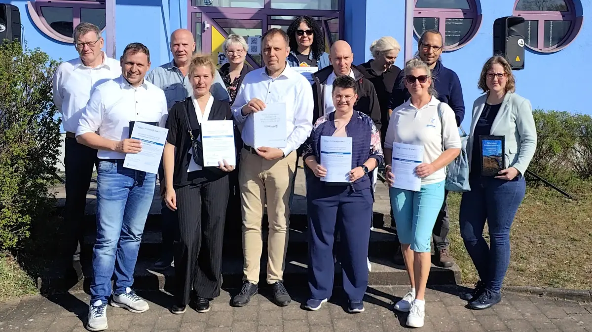 Bürgermeister Mirko Pink (m.) übergab die Erinnerungsurkunden an Bürger, die sich im Kommunalen Entwicklungsbeirat für den Freizeitkomplex Ost in Hoyerswerda engagiert haben.