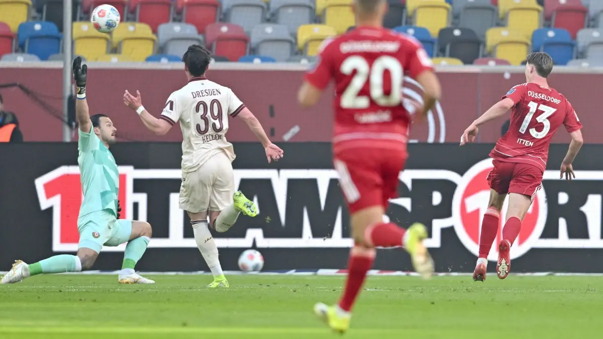 Fortuna Düsseldorf - Dynamo Dresden: 24.04.2026, Nordrhein-Westfalen, Düsseldorf: Fußball, Männer: 2. Bundesliga, Fortuna Düsseldorf - Dynamo Dresden, 31. Spieltag, Merkur Spiel-Arena. Cedric Itten r. (Fortuna Düsseldorf) erzielt das Tor zum 1:0 gegen Torwart Tim Schreiber (Dynamo Dresden). Foto: Anke Waelischmiller/dpa - WICHTIGER HINWEIS: Gemäß den Vorgaben der DFL Deutsche Fußball Liga bzw. des DFB Deutscher Fußball-Bund ist es untersagt, in dem Stadion und/oder vom Spiel angefertigte Fotoaufnahmen in Form von Sequenzbildern und/oder videoähnlichen Fotostrecken zu verwerten bzw. verwerten zu lassen. +++ dpa-Bildfunk +++