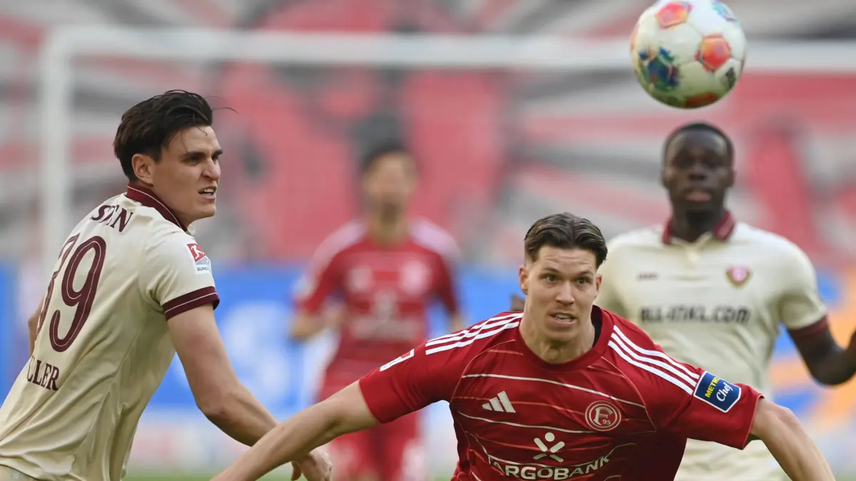Cedric ITTEN D gegen Thomas KELLER DD Aktion, Zweikampf, Fussball 2. Bundesliga, 31. Spieltag, matchday 31, Fortuna Duesseldorf D - Dynamo Dresden DD 3-1 am 24.04.2026 in der Merkur Spiel Arena Duesseldorf / Deutschland. DFL regulations prohibit any use of photographs as image sequences and/or quasi-video oÂ
