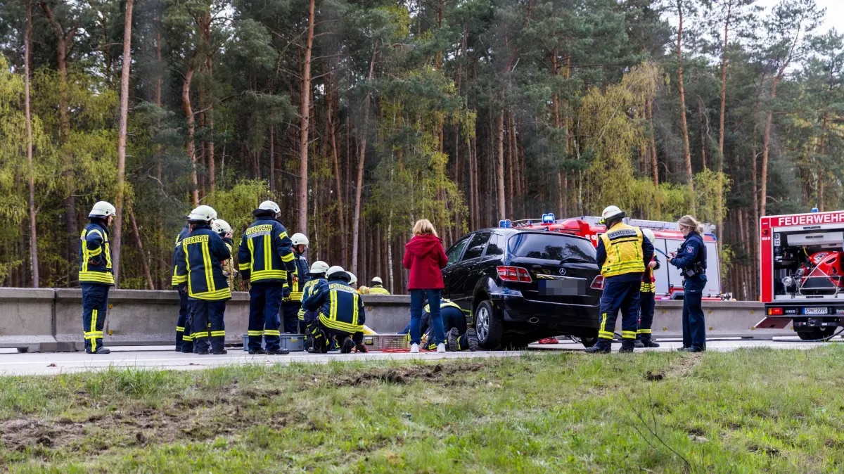Roggosen/Cottbus, 24. April 2026 – In den Nachmittagsstunden des heutigen Freitags ereignete sich auf der Bundesautobahn 15 zwischen den Anschlussstellen Roggosen und Cottbus-Süd in Fahrtrichtung Berlin ein Verkehrsunfall.Nach bisherigen Erkenntnissen kam eine Pkw-Fahrerin mit ihrem Mercedes nach rechts von der Fahrbahn ab und erfasste dabei ein Kilometerschild. Anschließend lenkte sie das Fahrzeug nach links, woraufhin es mit der Betonmittelschutzplanke kollidierte. Das Kilometerschild hatte sich unter dem Fahrzeug verklemmt, sodass die Feuerwehr den Pkw anheben musste, um es zu entfernen.Der Rettungsdienst behandelte die Fahrerin als einzige Beteiligte mit leichten Verletzungen vor Ort; ein Transport in ein Krankenhaus war nicht erforderlich. Darüber hinaus waren Betriebsstoffe ausgelaufen, die von der Feuerwehr abgebunden wurden.Im Einsatz waren die Feuerwehr des Amtes Neuhausen, der Rettungsdienst Spree-Neiße sowie der Rettungsdienst und die Feuerwehr Cottbus mit mehreren Einsatzkräften.Die Richtungsfahrbahn Berlin war für die Dauer von etwa einer Stunde vollgesperrt. Die Polizei hat die Ermittlungen zur Unfallursache aufgenommen.