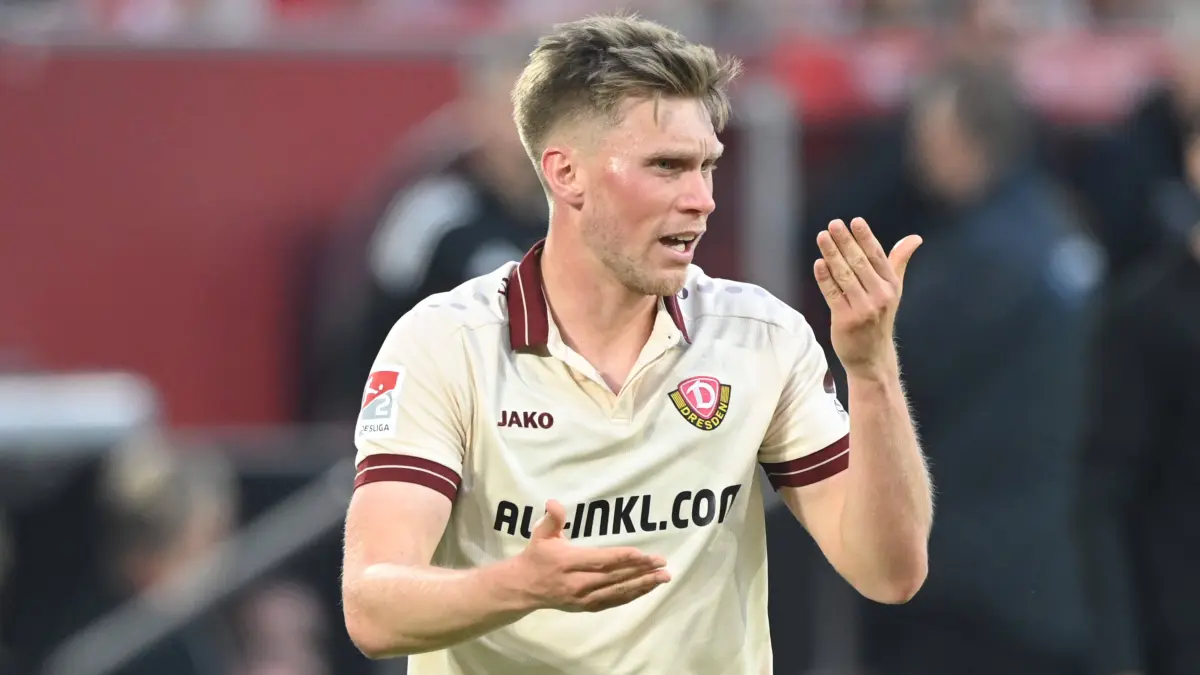 Jonas STERNER DD verletzt, Verletzung, Gesichtsverletzung, Fussball 2. Bundesliga, 31. Spieltag, matchday 31, Fortuna Duesseldorf D - Dynamo Dresden DD 3-1 am 24.04.2026 in der Merkur Spiel Arena Duesseldorf / Deutschland. DFL regulations prohibit any use of photographs as image sequences and/or quasi-video o *** Jonas STERNER DD injured, injury, facial injury, Football 2 Bundesliga, 31 Matchday, matchday 31, Fortuna Duesseldorf D Dynamo Dresden DD 3 1 on 24 04 2026 at Merkur Spiel Arena Duesseldorf Germany DFL regulations prohibit any use of photographs as image sequences and or quasi video oÂ