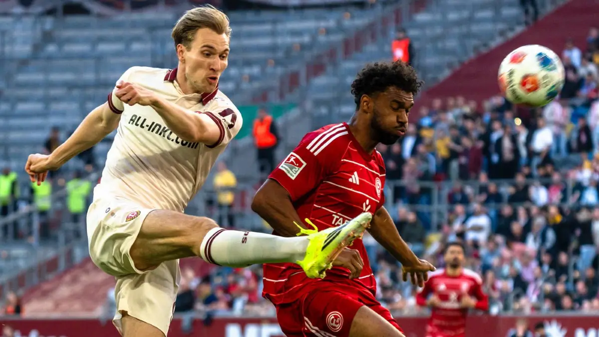 Vincent Vermeij (links) von Dynamo Dresden zieht hier im Spiel gegen Fortuna Düsseldorf aus vollem Lauf ab. Düsseldorfs Elias Egouli hat das Nachsehen.