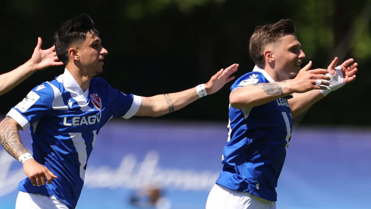 Erik Engelhardt (rechts) jubelt gemeinsam mit Jannis Boziaris über seinen Führungstreffer für Energie Cottbus im Spiel bei Viktoria Köln.