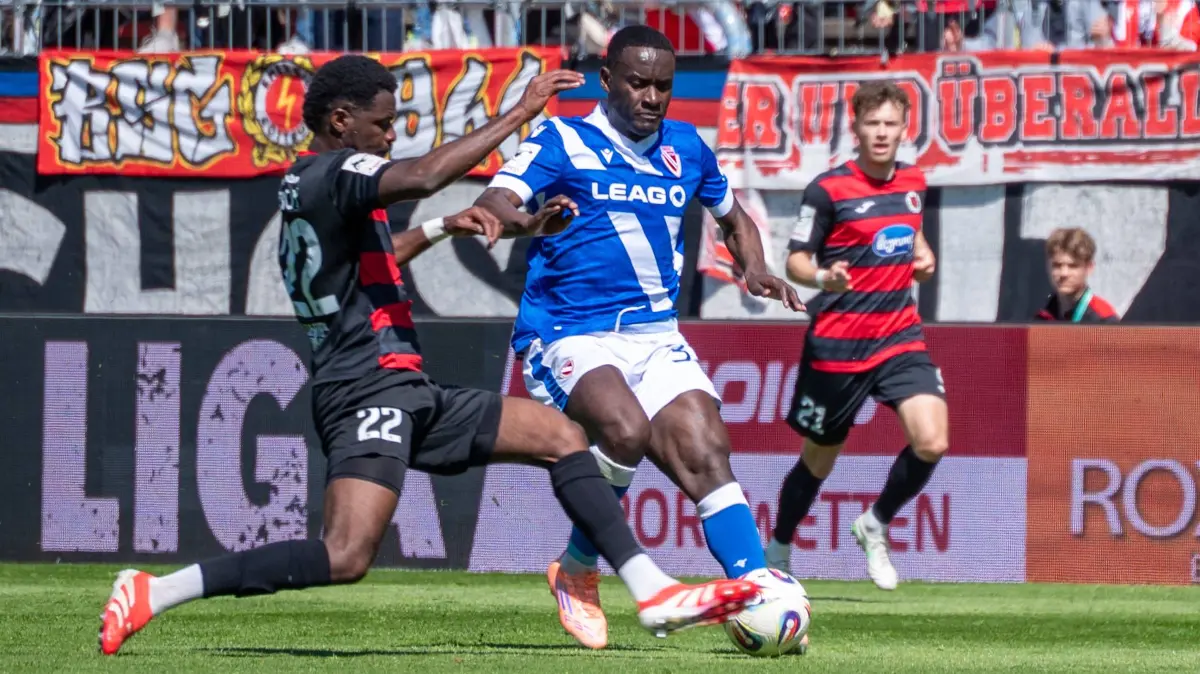 Deutschland: 3.Liga 2025/2026 - FC Viktoria Köln vs FC Energie Cottbus - 35. Spieltag - Sportpark Höhenberg-Stadion Köln: Verthomy Boboy FC Viktoria Köln, 22 Merveille Biankadi FC Energie Cottbus, 37 Zweikampf, Duell, Kampf *** Germany 3 Liga 2025 2026 FC Viktoria Köln vs FC Energie Cottbus 35 Matchday Sportpark Höhenberg Stadion Köln Verthomy Boboy FC Viktoria Köln, 22 Merveille Biankadi FC Energie Cottbus, 37 Duel, duel, fight Copyright: xOrhanxHabashx