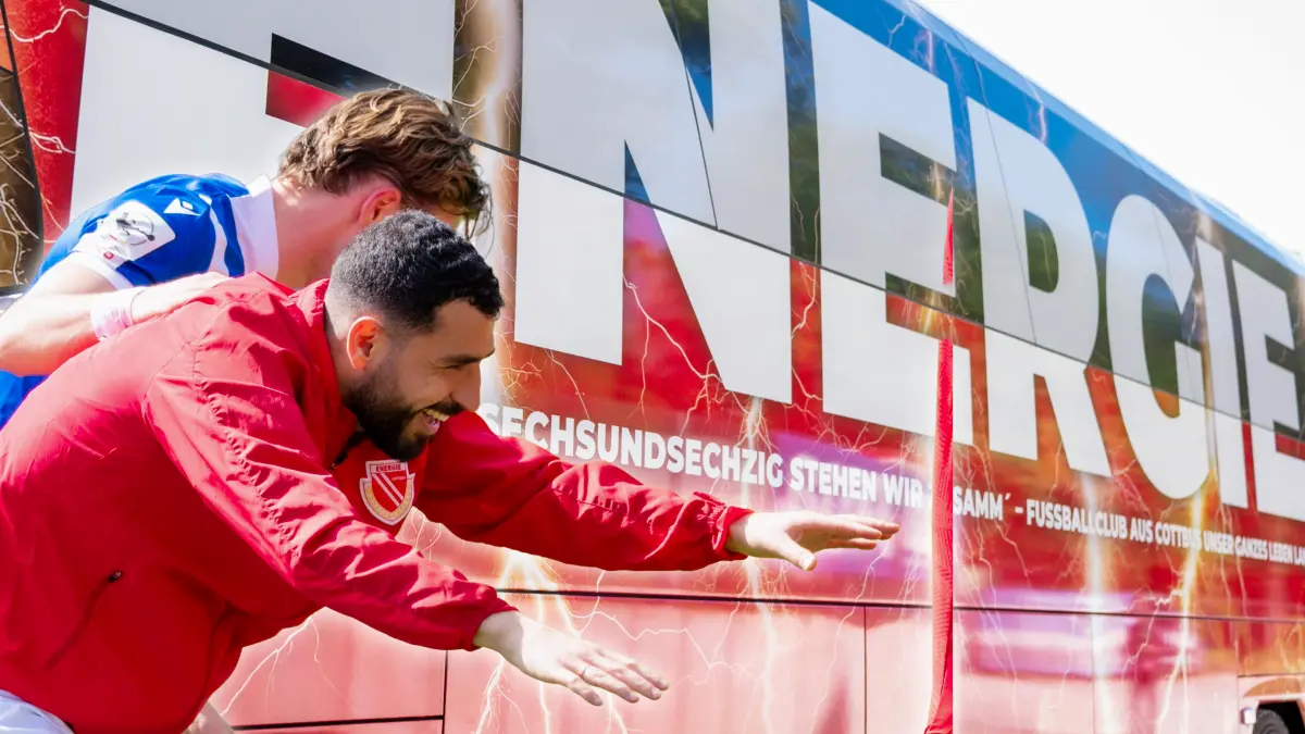 Energie Cottbus (hier Tolcay Cigerci und Henry Rorig) verfolgten das Spiel von Rot-Weiss Essen auf der Rückfahrt im Mannschaftsbus.