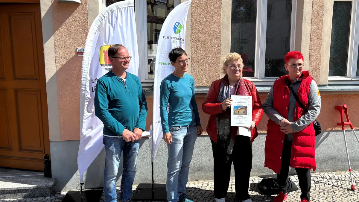 Ortsvorsteher Toni Edler, Irina Barke von der Arbeitsgemeinschaft "Historische Stadtkerne", Dittgard Hapich, ehrenamtliche Bürgermeisterin von Uebigau-Wahrenbrück und Verbandsgemeindebürgermeisterin Claudia Sieber (v.l.) bei der nunmehr 319. Preisverleihung in Uebigau.