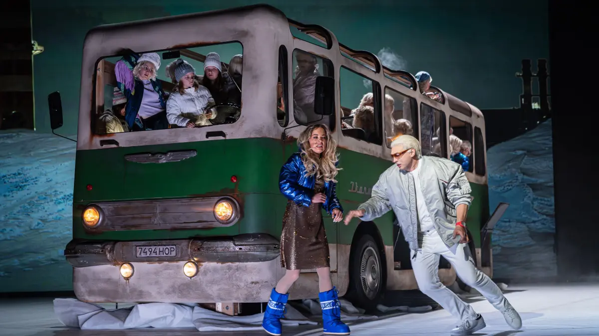 Szenenfoto mit: im Vordergrund Luzia Tietze (Fenena) und Alexey Sayapin (Ismaele)